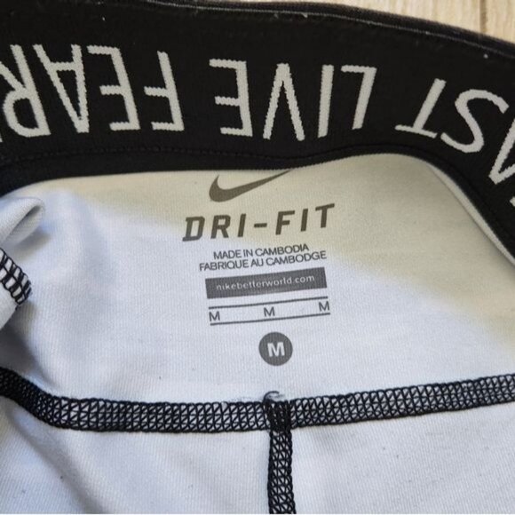 Nike Dri-fit  Pro Camo Capri Length Leggings Size Medium - Picture 10 of 13